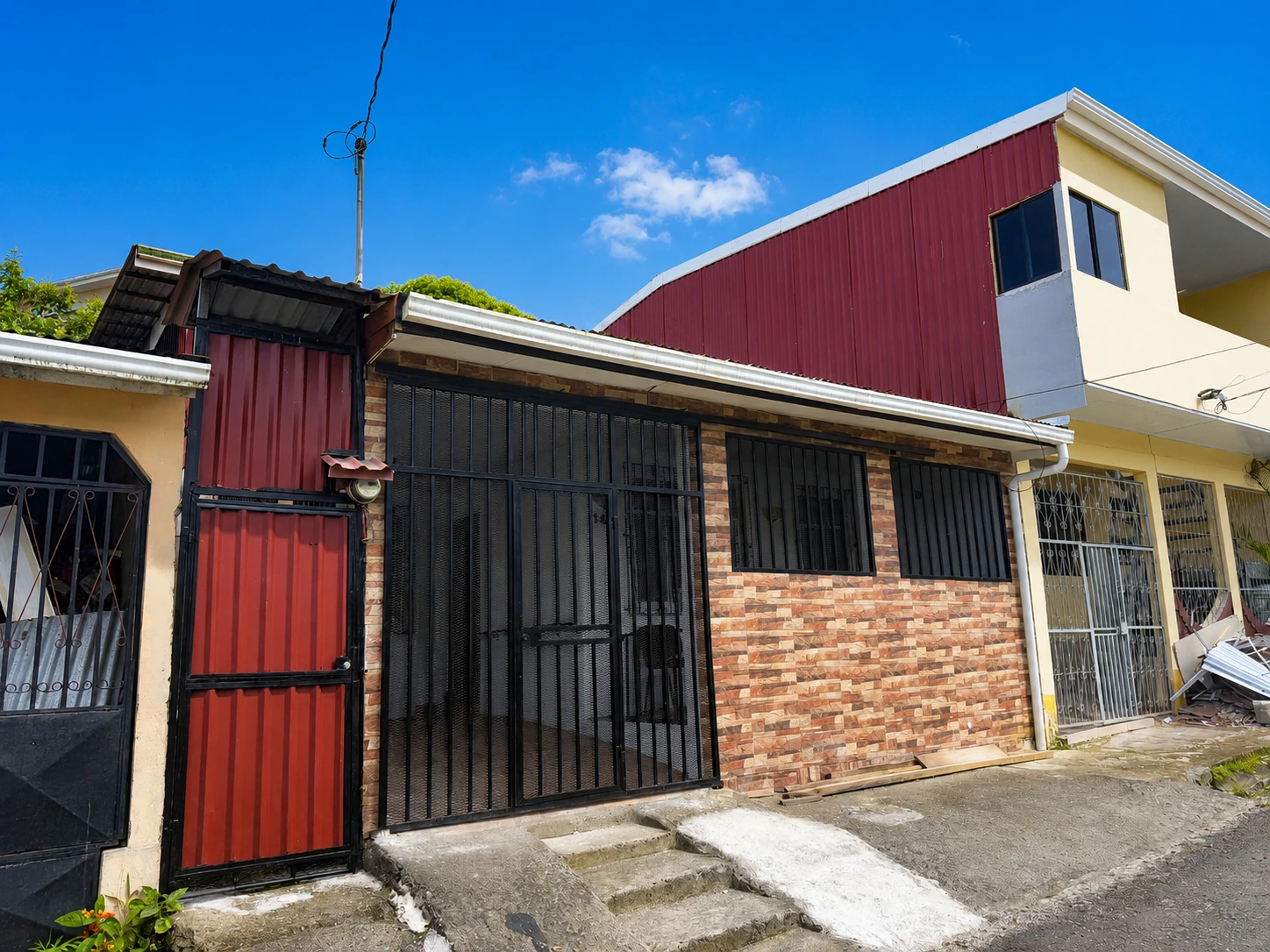 Casa en alquiler amplia de 2 niveles y 4 habitaciones en Limón Centro en Limón, Limón