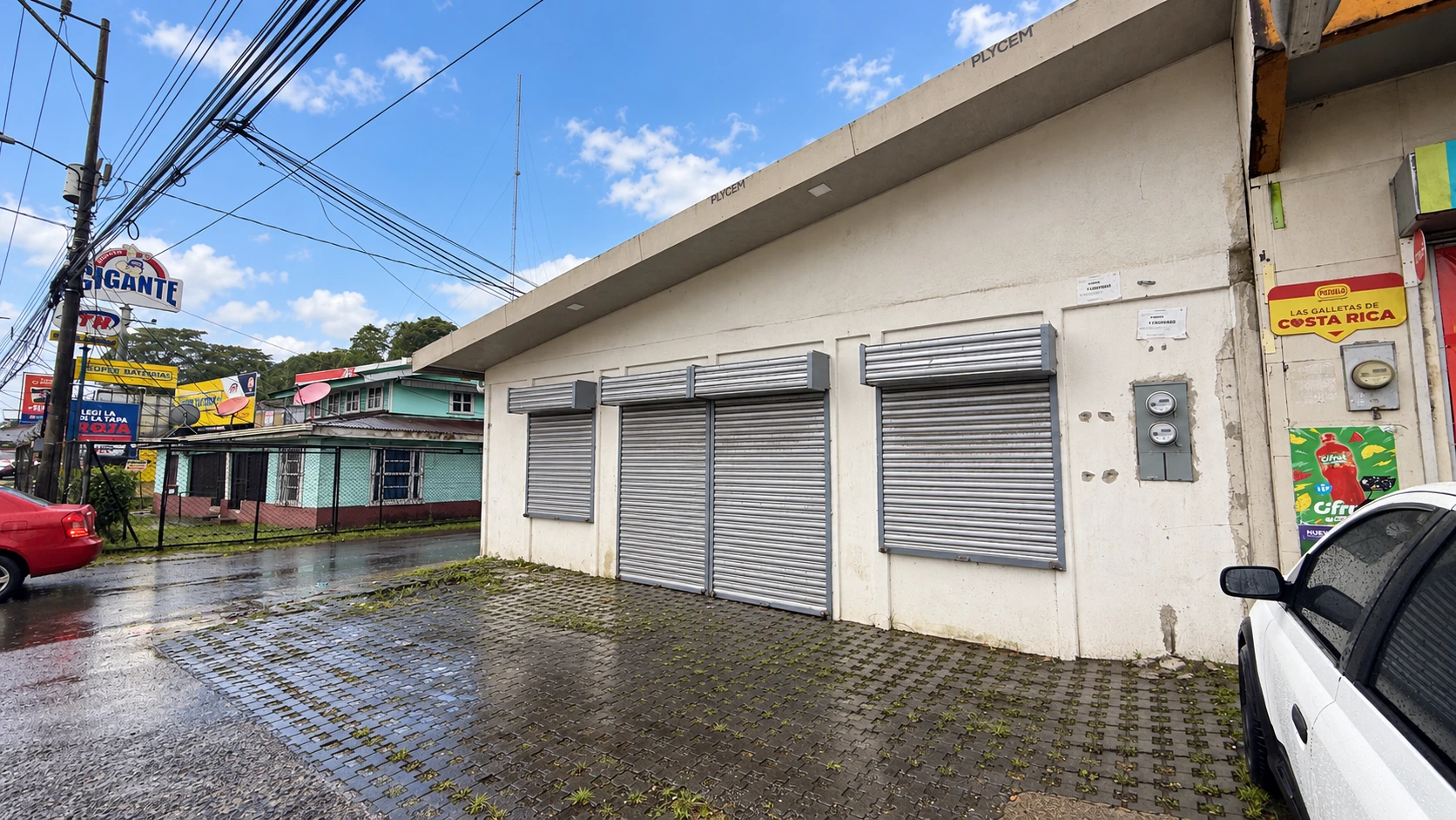 Local comercial nuevo sobre la ruta 32 en Limón, Limón