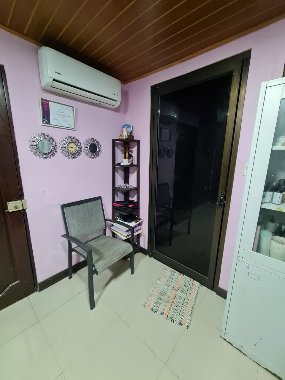Local comercial equipado – Ideal para salón de belleza o estética en Limón, Limón miniatura 3